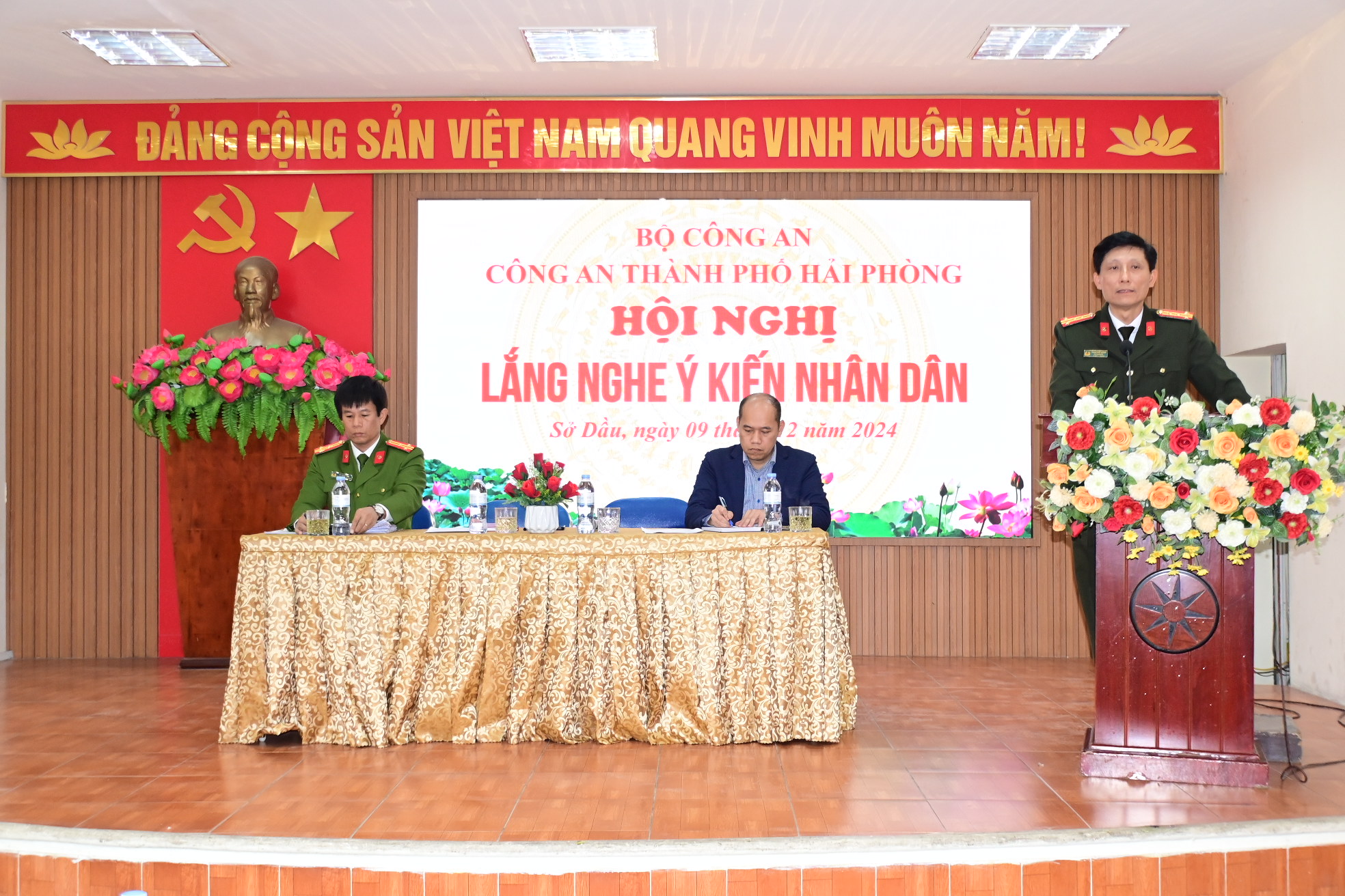 Lãnh đạo Công an thành phố lắng nghe ý kiến nhân dân phường Sở Dầu